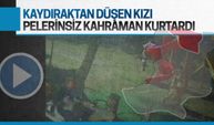 Kaydıraktan düşen kızı, başka kız havada yakaladı