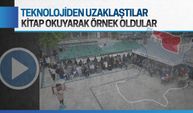 Teknolojiden uzaklaştılar, okul bahçesinde toplanarak kitap okudular