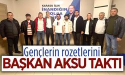 Başkan Aksu, AK Parti’ye üye olan gençlerin rozetlerini taktı