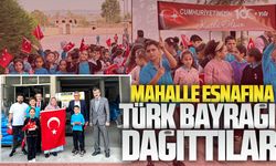 İlkokul öğrencileri Türk Bayrağı dağıttı