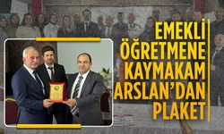 Emekli öğretmene Kaymakam Arslan’dan plaket