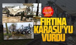 Karasu’da fırtına ağacı devirdi