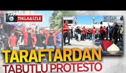 Taraftarlardan tabutlu protesto