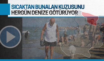 Sıcaktan bunalan kuzusunu her gün denize götürüyor