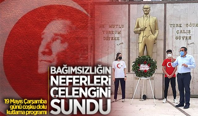 Bağımsızlığın neferleri, çelenklerini sundu