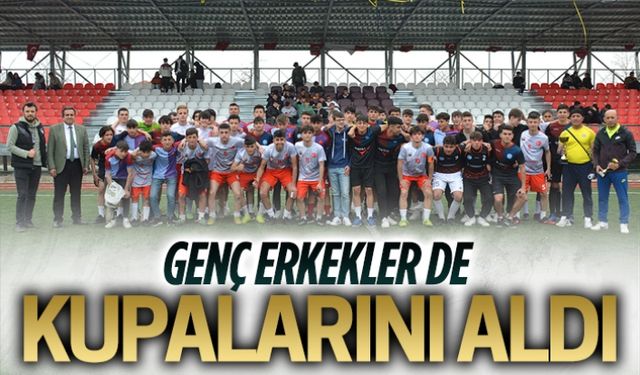 Genç erkekler de kupalarını aldı