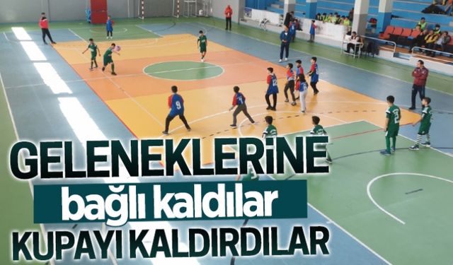 Geleneklerine bağlı kaldılar, kupayı kaldırdılar