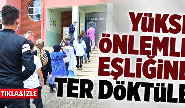 Öğrenciler içeride, veliler dışarıda ter döktü