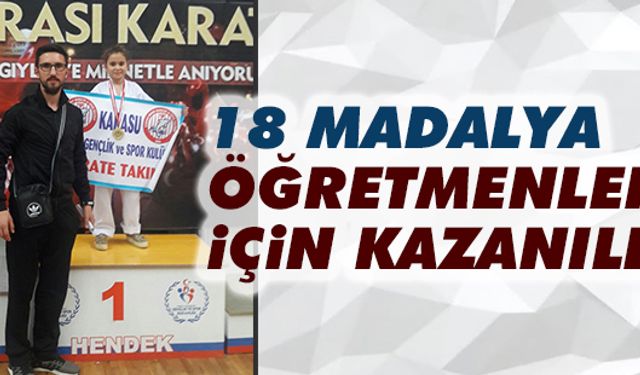 Öğretmenleri için 18 madalya