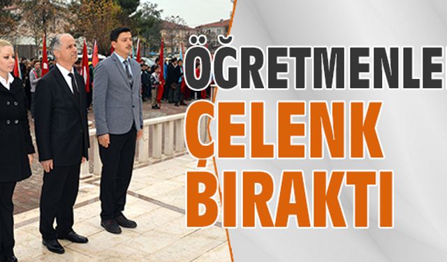 Öğretmenler çelenk bıraktı