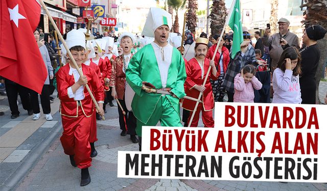 Öğrencilerin Mehteran gösterisi büyüledi