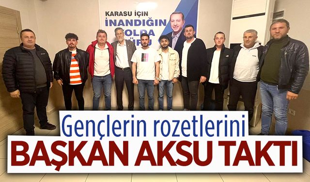 Başkan Aksu, AK Parti’ye üye olan gençlerin rozetlerini taktı