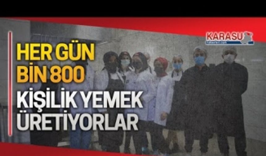 Öğrenciler her gün bin 800 kişiye yemek üretiyor