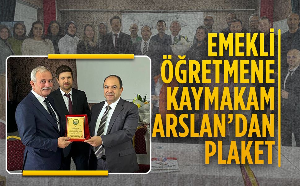 Emekli öğretmene Kaymakam Arslan’dan plaket