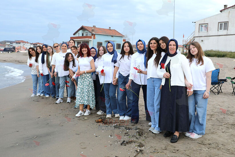 Anneleri Için Çalıp Söylediler F07