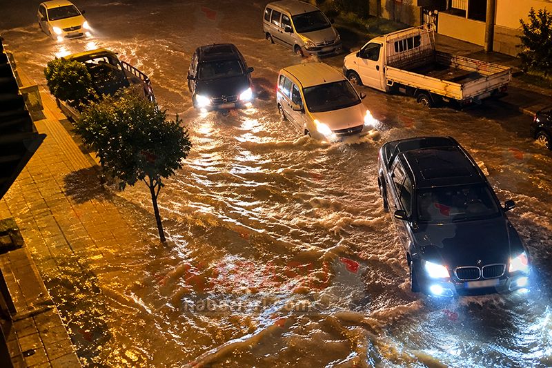 Gece Sularında Taşkın Sokak
