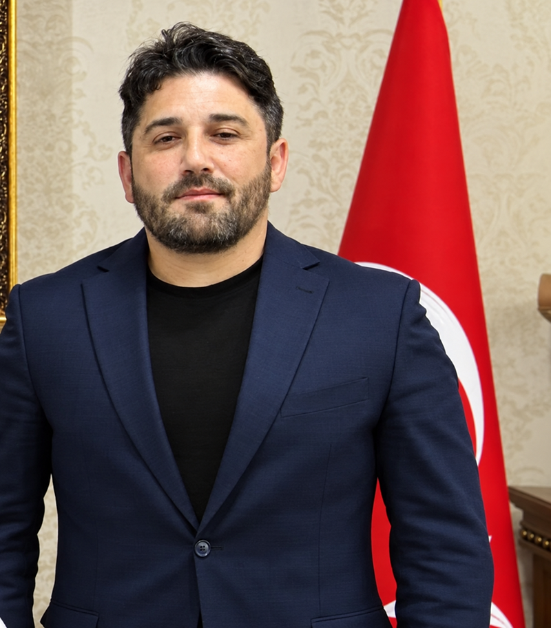 Türk Bayrağı Önünde Resmî Portre